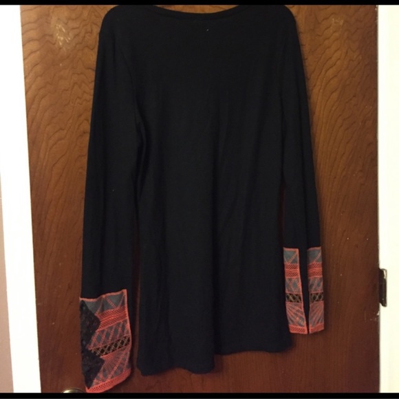 Geometric sleeved top- GUC - Picture 2 of 3